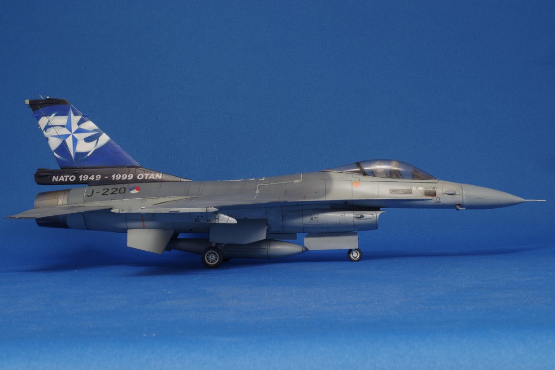 ハセガワ 1/48 F-16A J220 右